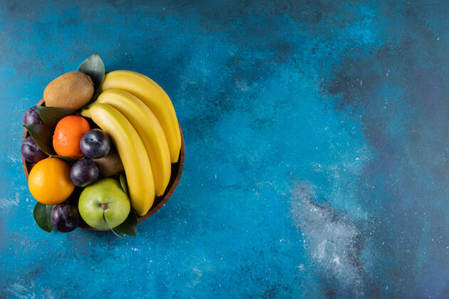 素食各种新鲜水果放在一个木碗里美味水果食物