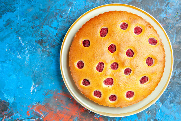 皮氏培养皿蓝色表面椭圆形盘子上草莓蛋糕的俯视图碗早餐午餐