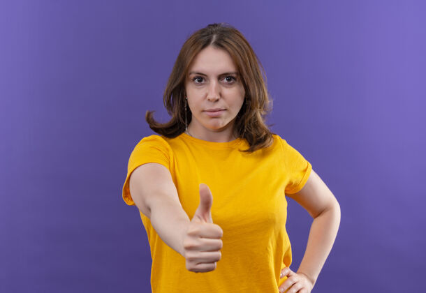 复制自信的年轻休闲女性在孤立的紫色空间展示拇指与复制空间向上年轻展示