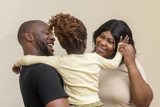 父亲中镜头快乐的父母和女孩水平非洲文化