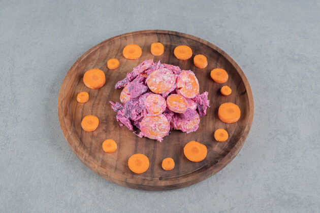 餐具蔬菜沙拉 配紫色甜菜根和橘子胡萝卜碎 配酸奶油膳食早午餐盘子