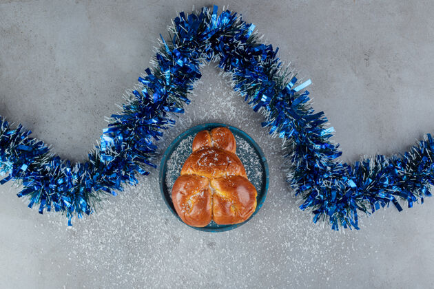 甜点蓝色金属片呈之字形 旁边是大理石桌上的甜面包糕点小面包烘焙