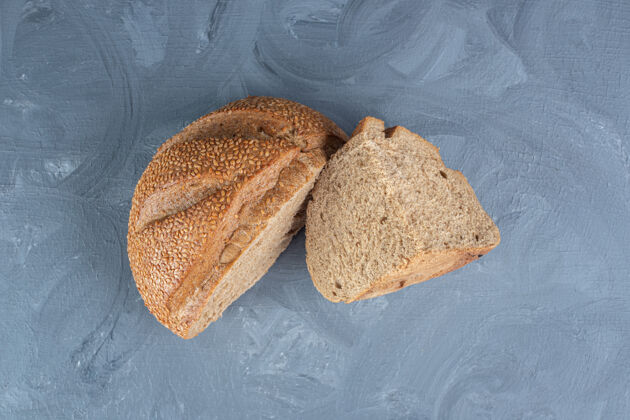 面团一小块芝麻面包放在大理石桌上美味美味纤维