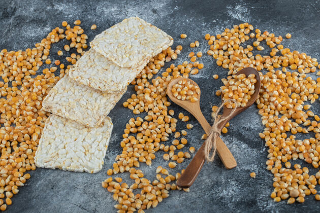 自然木勺甜玉米配脆米饭面包食品堆玉米