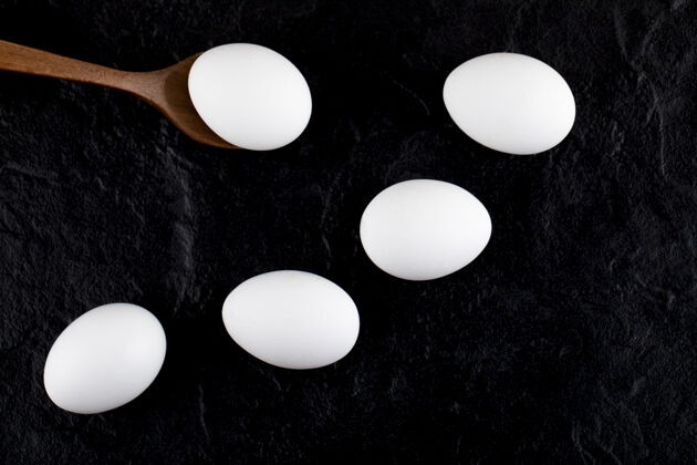 美味生白蛋和黑面木勺食品鸡蛋天然