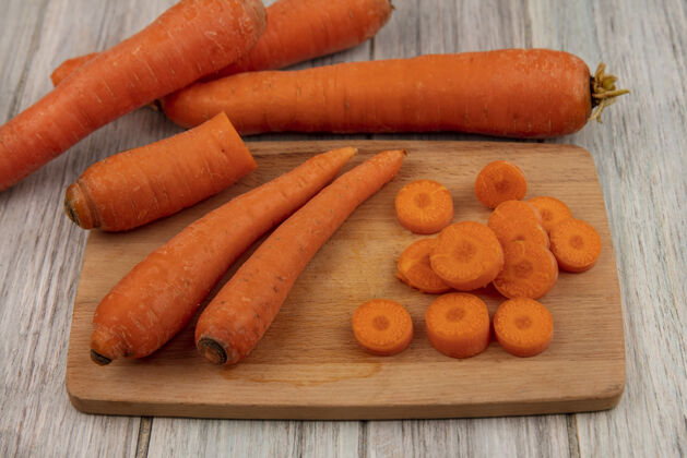 板高营养胡萝卜的顶视图在一个木制的厨房板上 胡萝卜被隔离在一个灰色的木制背景上胡萝卜新鲜蔬菜