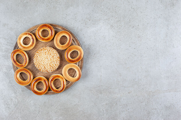 甜点在大理石背景的木板上 苏什基环绕着一块饼干高质量的照片饼干美味木制碗