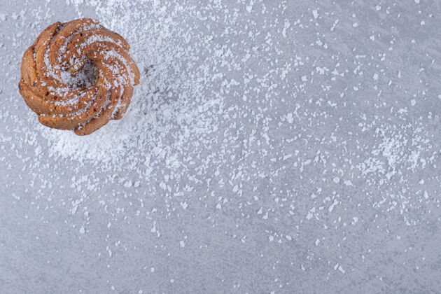 香草美味的饼干放在大理石表面的瓦尼尔粉堆上糕点美味粉末