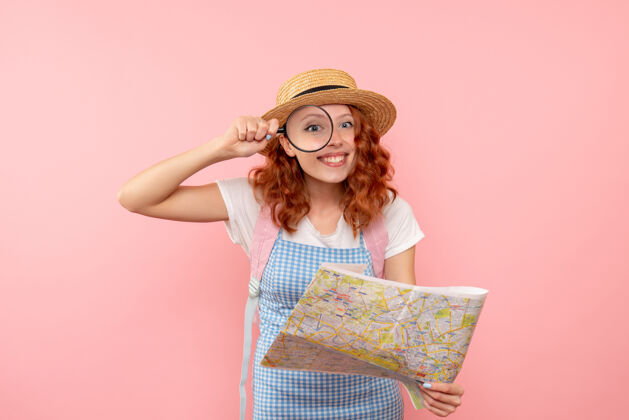 粉色前视图女性游客探索地图试图寻找方向在国外的城市外国颜色探索
