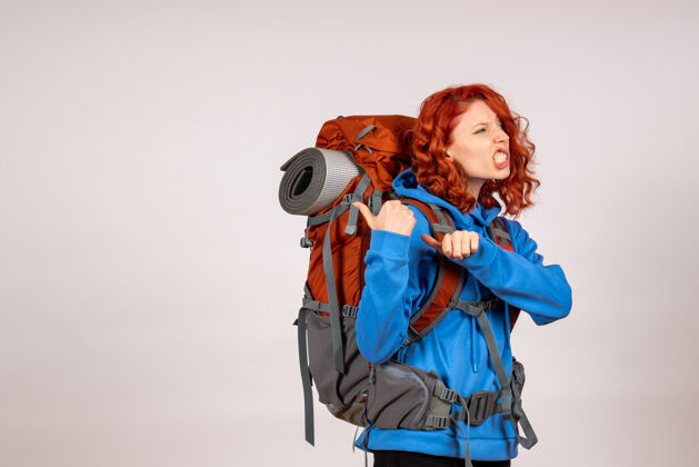 旅行女游客背着背包上山旅游快乐山自然