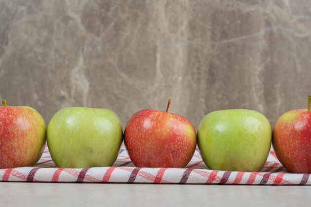 有机条纹桌布上五颜六色的新鲜苹果新鲜成熟多样