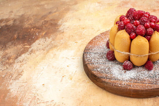 膳食杂色桌上木制砧板上自制水果软蛋糕的侧视图切食品健康
