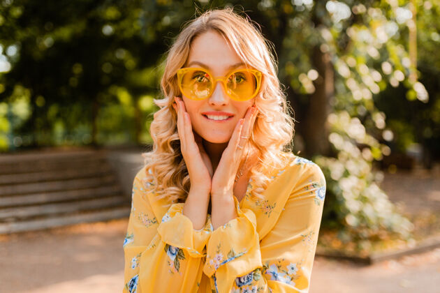 时尚美丽的金发时尚感性的肖像女人穿着黄色衬衫戴着墨镜 滑稽疯狂的表情头发太阳镜欢呼