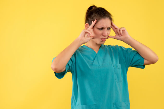 健康前视图黄色背景上穿着医用衬衫的女医生护士衬衫肖像