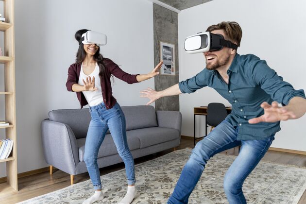 虚拟现实耳机男人和女人一起在家玩虚拟现实耳机家庭休闲虚拟现实眼镜