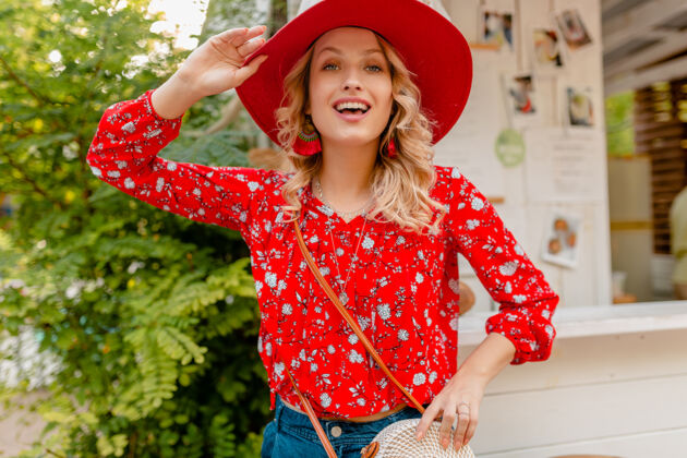 情感迷人的时尚金发微笑的女人在稻草红帽子和衬衫夏季时尚服装脸时尚华丽