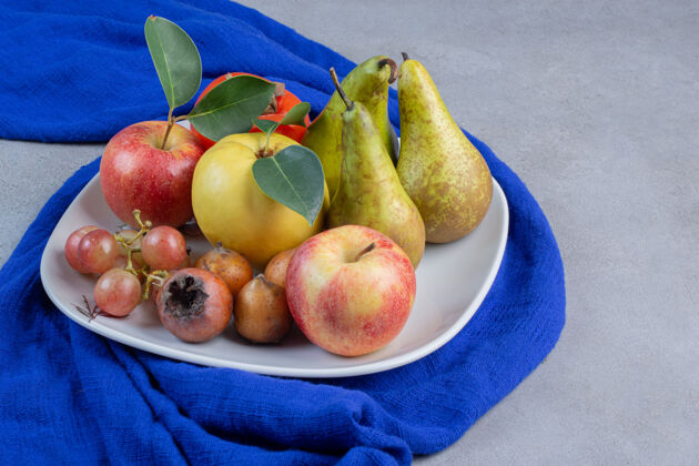 梨开胃水果拼盘 蓝色桌布 大理石背景营养美味风味