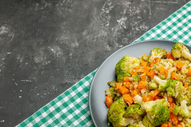 蔬菜半张健康蔬菜沙拉 放在灰色桌子上的绿毛巾上午餐新鲜肉
