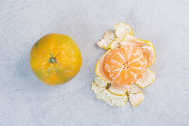 食物剥皮和整个橘子的特写照片甜点天然特写