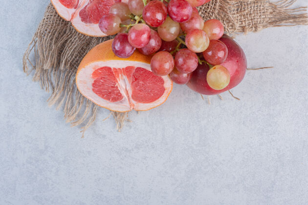 葡萄柚新鲜时令水果苹果 葡萄和柚子 灰色背景柠檬多种混合