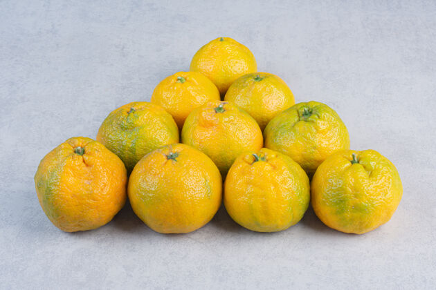 美味一堆新鲜的橘子 呈三角形甜点特写柑橘