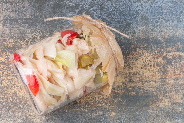 卷心菜不同的发酵蔬菜在一个翻转的罐子里有机自制美味