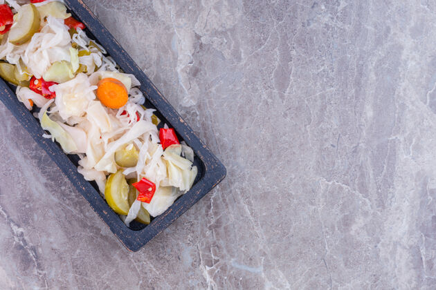 酸把各种腌菜放在木板上 放在大理石上黄瓜美味泡菜