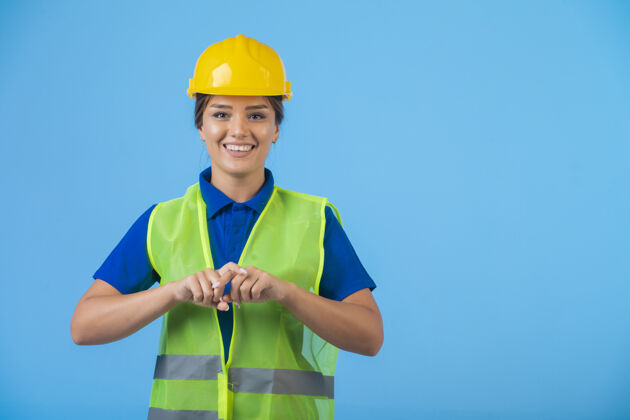 员工戴着黄色头盔和装备的女工程师自信满满面试招聘制造