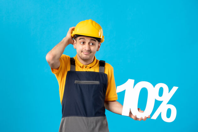 工程师穿着制服的男工人的正面图 蓝色的上面写着字工作帽子承包商