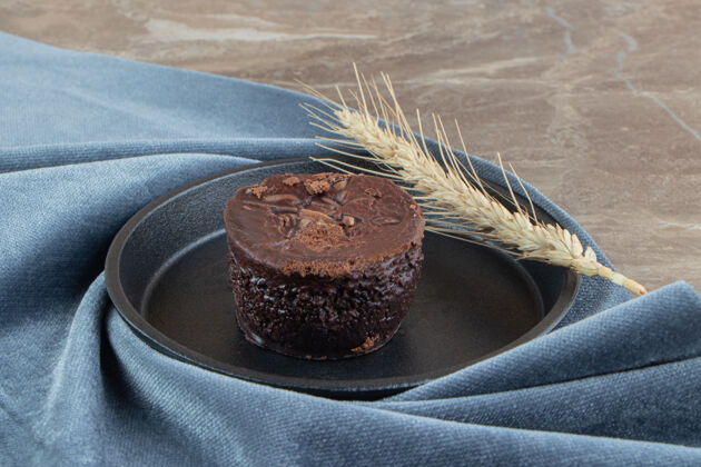 烹饪美味的黑盘子巧克力蛋糕美味糕点小麦
