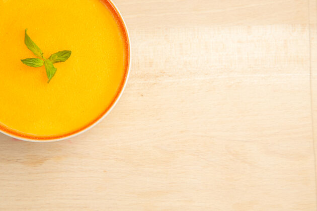 颜色碗里美味南瓜汤的俯视图食谱南瓜汤调味料