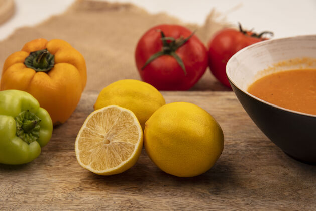 汤顶视图多汁的黄色柠檬与扁豆汤在一个碗与五颜六色的辣椒隔离在一个白色的表面配料美味柠檬