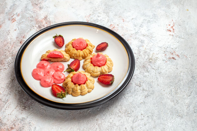 新鲜白色桌子上美味的草莓果冻糖饼干水果农产品饮食