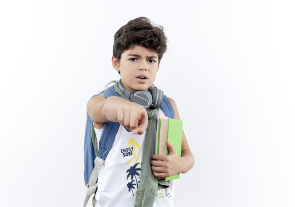 男孩小男孩背着书包 戴着耳机 手里拿着书 指着前面学生耳机小