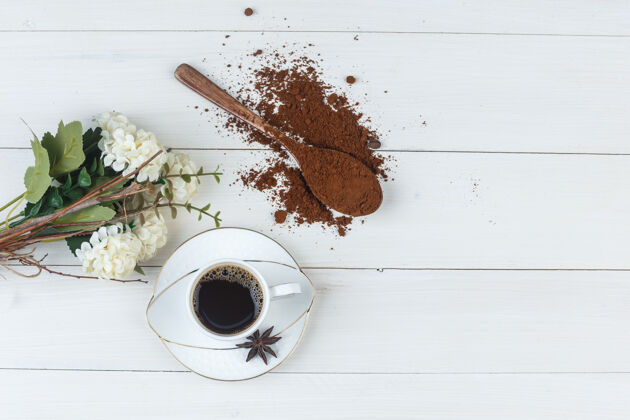 摩卡咖啡在一个磨咖啡杯 香料 花卉顶视图上的木制背景杯子香料粗麻布
