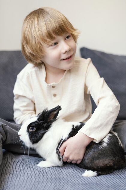 兔子中枪男孩抱着兔子孩子男孩兔子