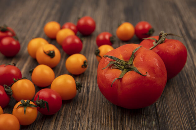 食品顶视图软圆形红色西红柿与橙色和红色樱桃西红柿隔离在木制表面配料软健康