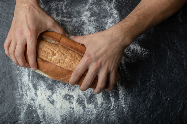 营养女人的手拿着刚烤好的面包 特写镜头营养面包健康