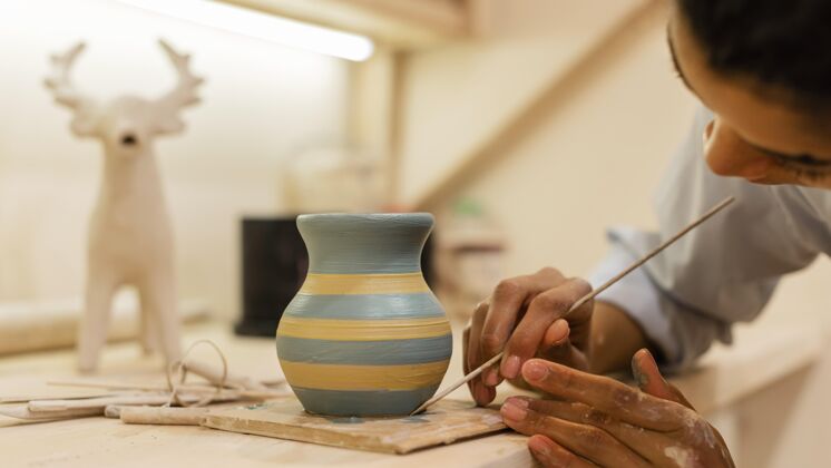 陶器画陶罐的女人特写生活方式艺术品水平