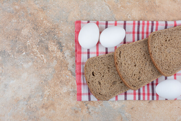 面包桌布上的黑面包片和鸡蛋面包房桌布切片