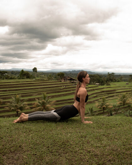 健康在野外练瑜伽的女孩早晨锻炼健身