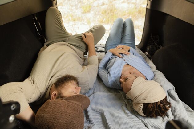 旅行坐汽车旅行的夫妇躺在后面冒险夫妇探索