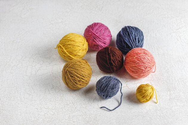 圆用针线编织成不同颜色的纱线球彩针织针纺