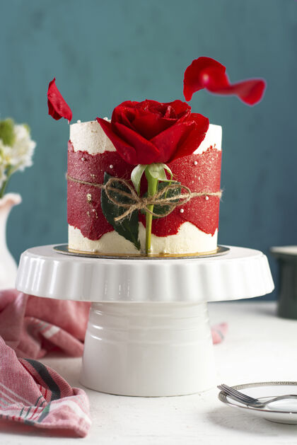 糕点一个白色托盘上有红玫瑰的小蛋糕的垂直镜头花式情人节面包房
