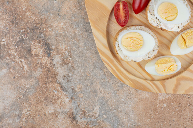 食品木盘上有煮鸡蛋和西红柿的面包片面包房西红柿鸡蛋