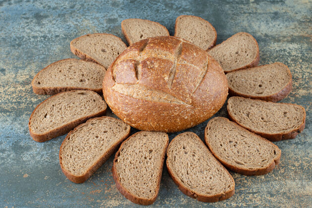 切的一个新鲜的棕色面包片大理石背景面包面包房切片