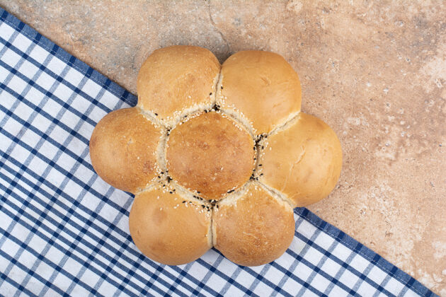 桌布鲜花形状的面包在大理石背景上面包面包小麦