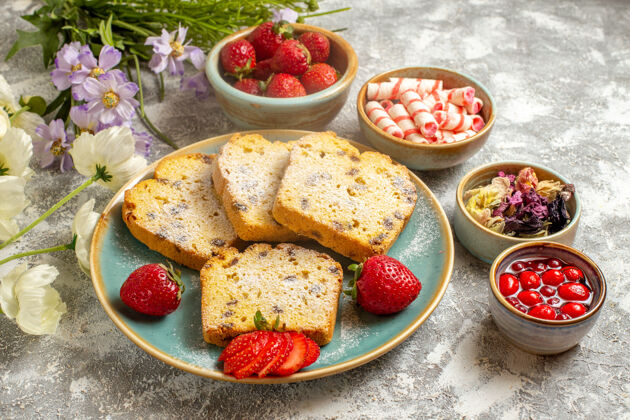 餐正面图：美味的蛋糕片 表面有草莓 水果甜甜的蛋糕派晚餐早餐蛋糕