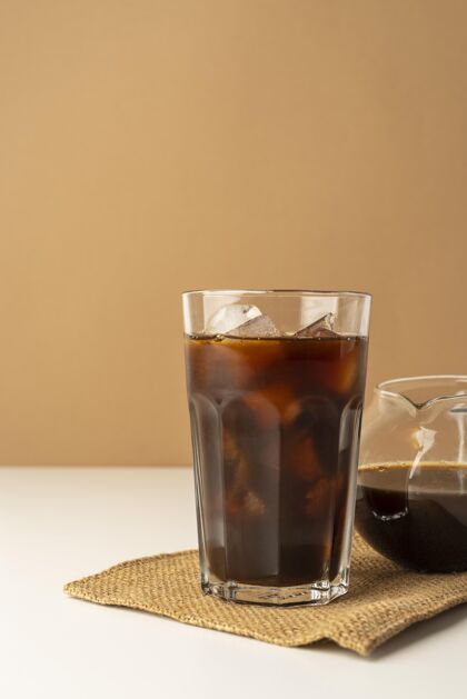 冰咖啡桌上放着冰咖啡的玻璃杯咖啡杯咖啡香味