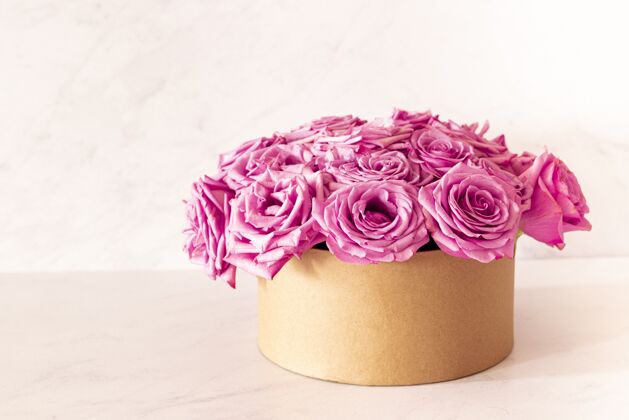 花蕾美丽的花束与粉红玫瑰在一个粉红色的背景盒新鲜礼物植物学